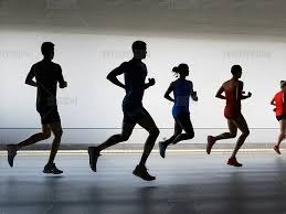 中超｜泰山发布对阵大连赛前海报，用“永不独行”向球迷致意